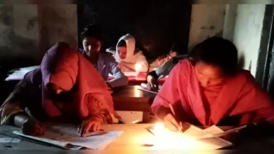 মোমবাতির আলোয় এসএসসি পরীক্ষা দিল শিক্ষার্থীরা