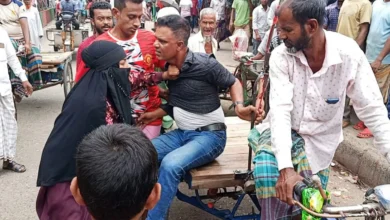 মোংলায় প্রকাশ্য দিবালোকে স্বামীকে মারধর