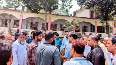 শিবগঞ্জ সিহালী বিদ্যালয়ে অপরিচ্ছন্নতা দেখে ক্ষুব্ধ প্রতিমন্ত্রী