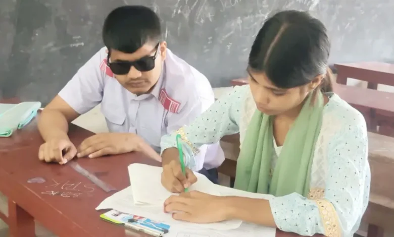 শ্রুতিলেখকের সহায়তায় এসএসসি পরীক্ষায় বসলেন শরীফ