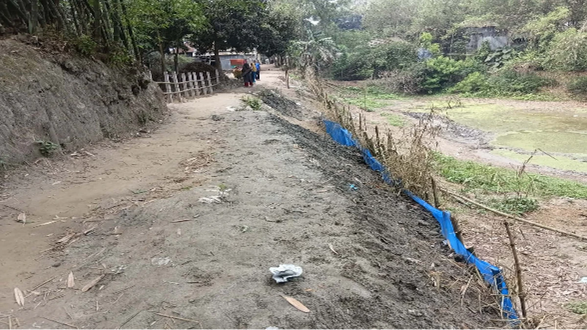 সলঙ্গায় স্বেচ্ছাশ্রমে রাস্তা মেরামত,স্বস্তি ফিরে এসেছে চলাচলে