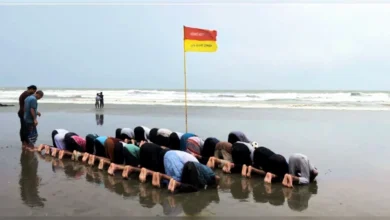 সতর্কসংকেত উপেক্ষা করে কক্সবাজার সৈকতে নামাজ আদায়