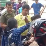 তেল সংগ্রহে আসা যুবক ইউএনওর অফিসারকে থাপ্পর খেলেন, ভিডিও ভাইরাল