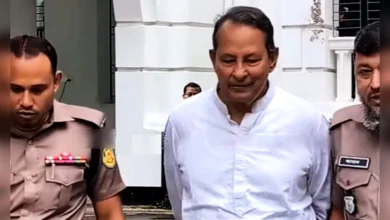 টেনশন কইরেন না আমরা আছিতো স্যার : ইনুকে পুলিশ সদস্য
