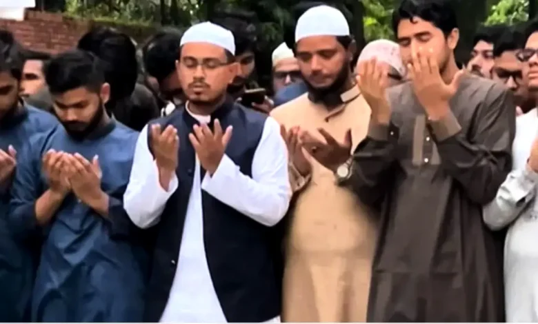 বিয়ে শেষে ওসমান হাদির কবর জিয়ারতে সাদিক কায়েম