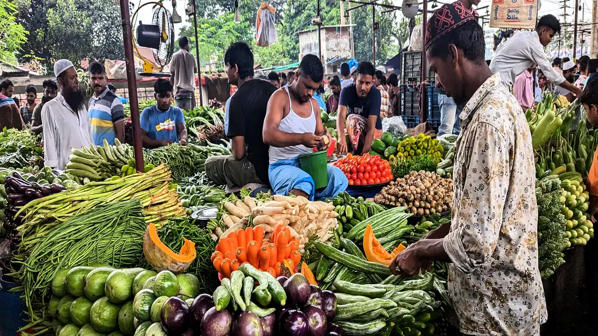 টানা বৃষ্টিতে ঢাকায় সবজির বাজারে আগুন
