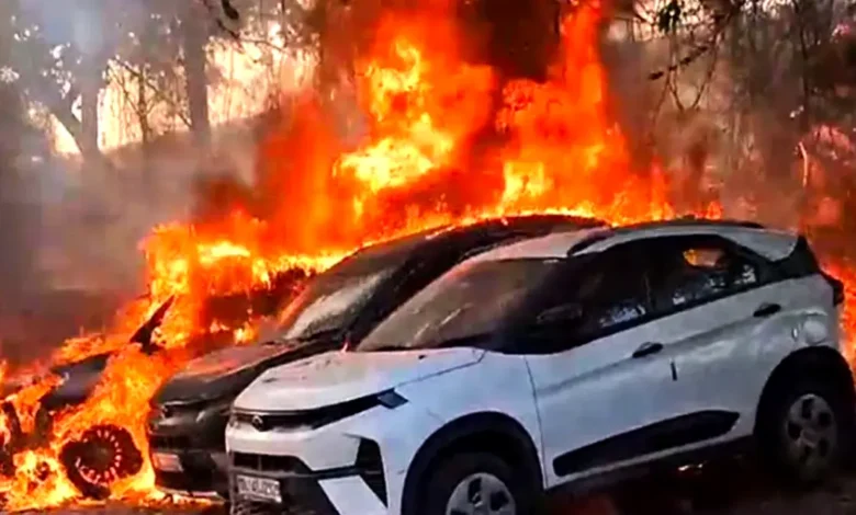 দিল্লিতে পার্ক করা গাড়িবহরে ভয়াবহ অগ্নিকাণ্ড