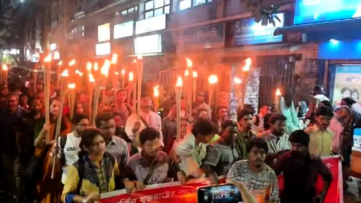 ঢাবিতে ইউনূসের দেশবিরোধী চুক্তির বিরুদ্ধে মশাল মিছিল