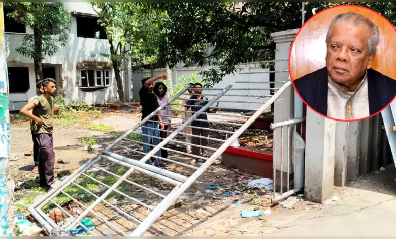 ঝালকাঠিতে আমুর বাড়ির প্রধান ফটক ভাঙল বিক্ষুব্ধ শিক্ষার্থীরা