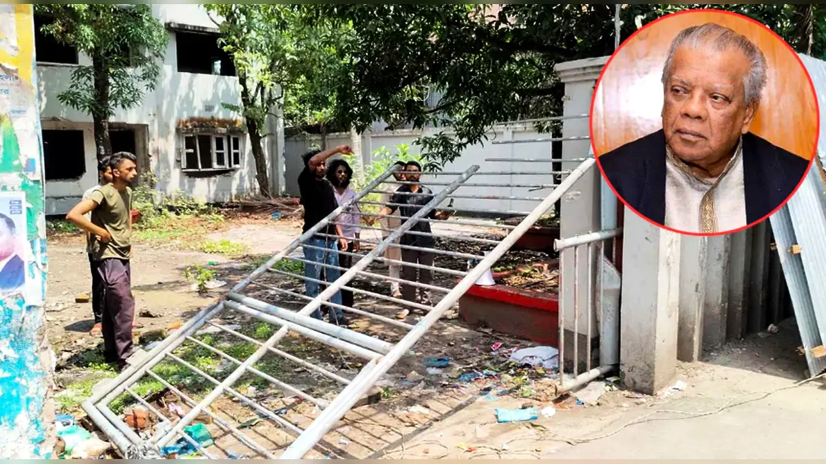 ঝালকাঠিতে আমুর বাড়ির প্রধান ফটক ভাঙল বিক্ষুব্ধ শিক্ষার্থীরা
