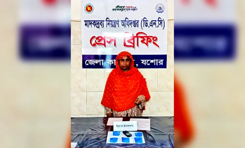 যশোরে বাসে মাদকবিরোধী অভিযান: ১০০০ পিস ইয়াবাসহ নারী আটক।