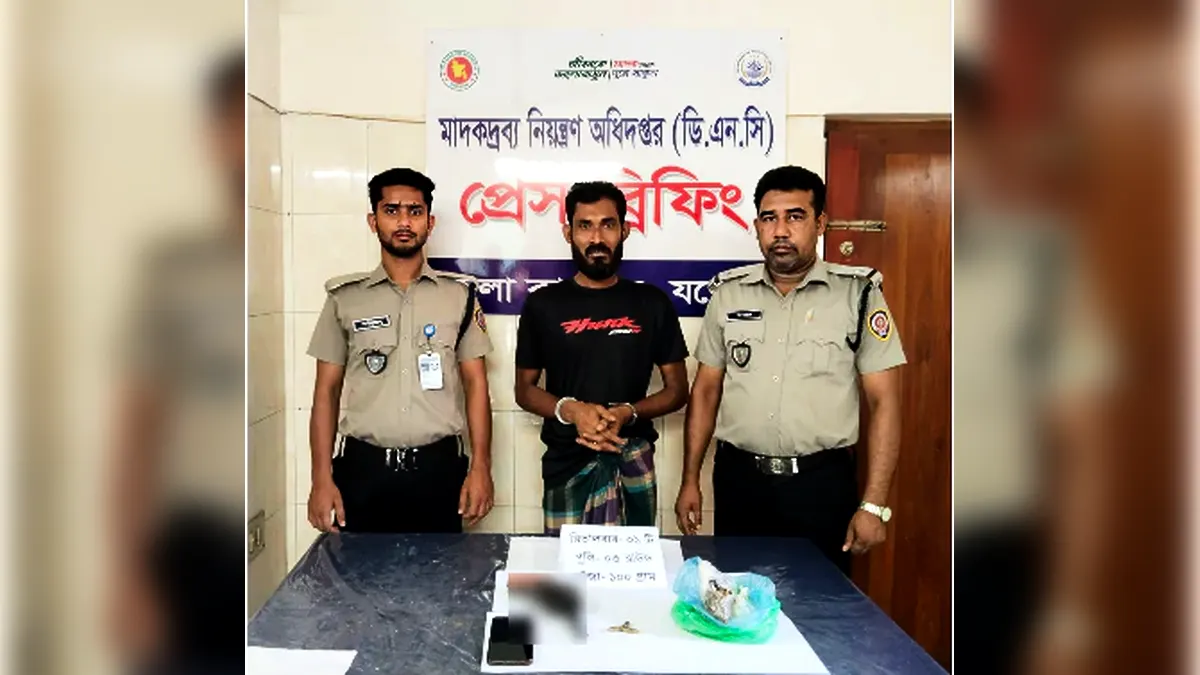 যশোরে মাদকবিরোধী অভিযানে রিভালবার, গুলি ও গাঁজাসহ গ্রেফতার ১