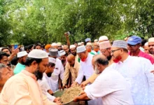 কালিগঞ্জ জিরো পয়েন্টে ভেঙে যাওয়া বাঁধের মেরামত কাজের উদ্বোধন করেন