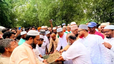 কালিগঞ্জ জিরো পয়েন্টে ভেঙে যাওয়া বাঁধের মেরামত কাজের উদ্বোধন করেন
