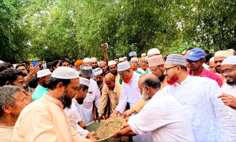 কালিগঞ্জ জিরো পয়েন্টে ভেঙে যাওয়া বাঁধের মেরামত কাজের উদ্বোধন করেন