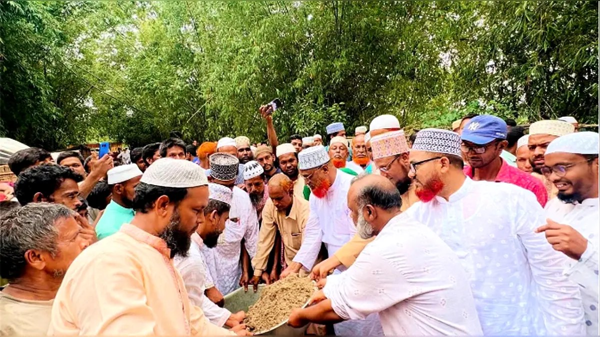 কালিগঞ্জ জিরো পয়েন্টে ভেঙে যাওয়া বাঁধের মেরামত কাজের উদ্বোধন করেন