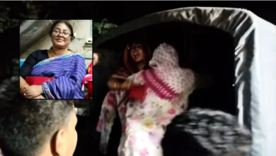 পুলিশের গাড়িতে উঠেই মহিলা আ. লীগ নেত্রীর ‘জয় বাংলা’ স্লোগান