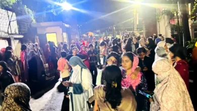 মধ্যরাত্রি ঢাবি হলে শিক্ষার্থীদের বিক্ষোভ