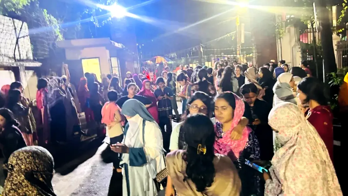 মধ্যরাত্রি ঢাবি হলে শিক্ষার্থীদের বিক্ষোভ