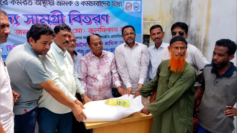 মোংলা বন্দরে শ্রমিক-কর্মচারীদের মাঝে ঈদ খাদ্য সামগ্রী বিতরণ