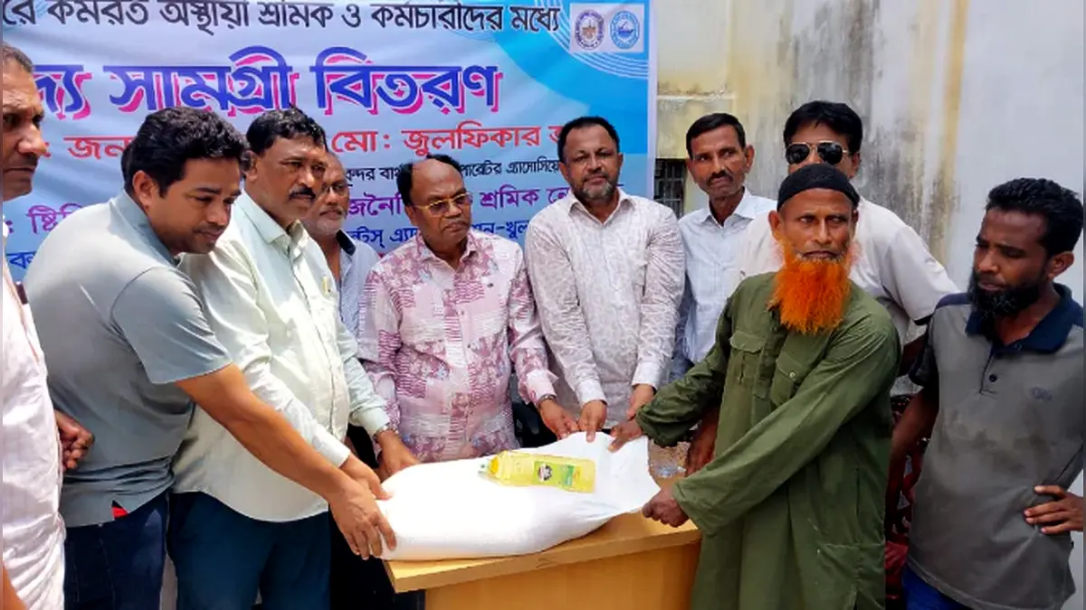 মোংলা বন্দরে শ্রমিক-কর্মচারীদের মাঝে ঈদ খাদ্য সামগ্রী বিতরণ