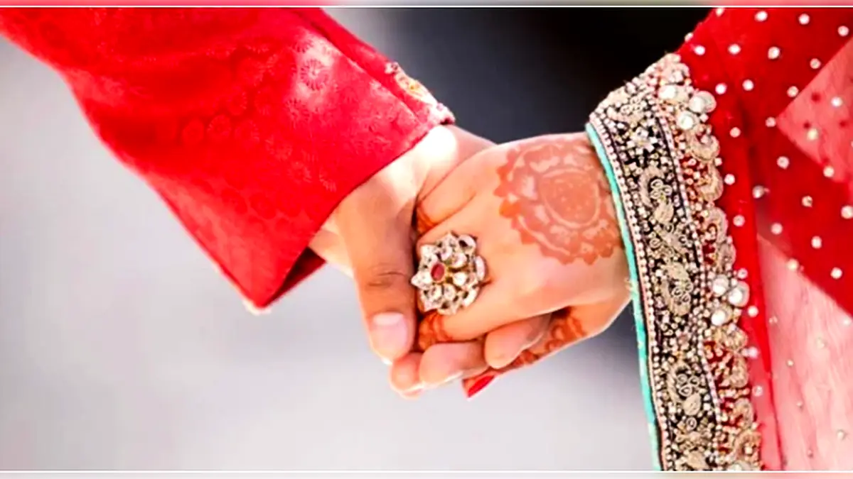 মেয়ের বিয়ের পাত্র নিয়ে পালালেন মা