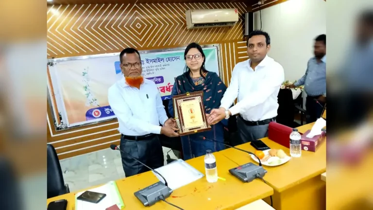 নরসিংদীর ভূমি সহকারী কর্মকর্তা আলীম উদ্দিনকে বদলী জনিত সম্মাননা স্মারক প্রদান