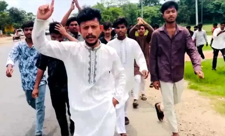 নরসিংদীতে ঢাকা-সিলেট মহাসড়কে যুবলীগের ঝটিকা মিছিল