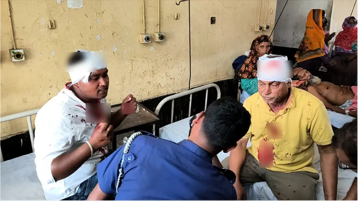 পাবনায় ইউপি মার্কেটের পজিশন বরাদ্দ নিয়ে চেয়ারম্যান ও ব্যবসায়ীদের দ্বন্দ্ব; সংঘর্ষে আহত ১০