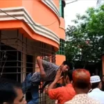 পালানোর সময় গ্রিলে আটকে গেল চোর!