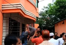 পালানোর সময় গ্রিলে আটকে গেল চোর!