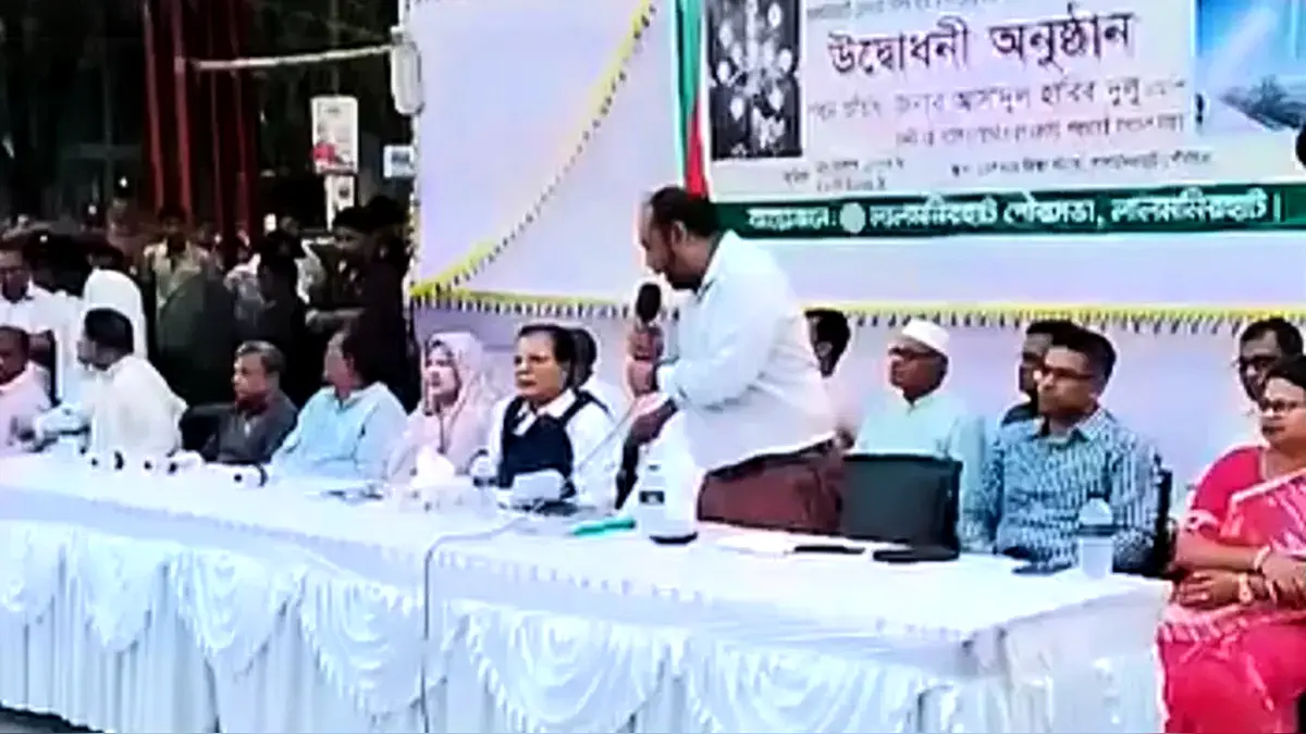 পৌনে ২ মিনিটের বক্তব্যে মন্ত্রীকে ৪৯ বার ‘স্যার’ বললেন পৌর প্রশাসক