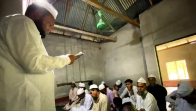 পীর ঈদে ভক্তদের সঙ্গে নামাজে অংশগ্রহণ