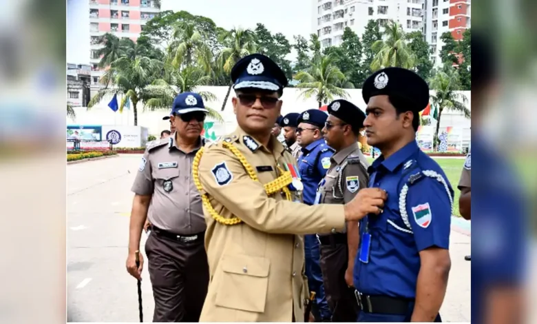 পেশাদারিত্বের স্বীকৃতি: আইজিপি ব্যাজ পেলেন যশোর ডিবির ৩ কর্মকর্তা