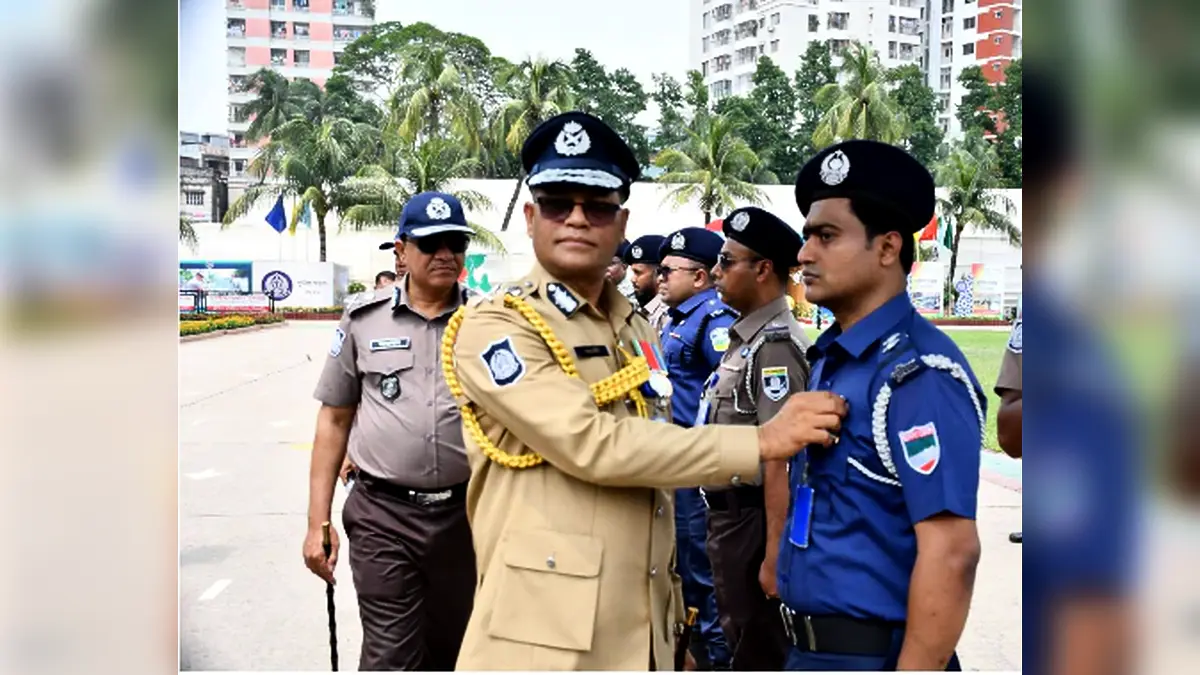 পেশাদারিত্বের স্বীকৃতি: আইজিপি ব্যাজ পেলেন যশোর ডিবির ৩ কর্মকর্তা