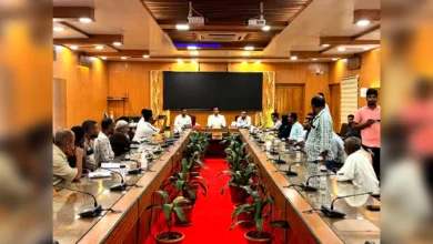 পিরোজপুরে অগ্নিকাণ্ডে ক্ষতিগ্রস্ত ব্যবসায়ীদের মাঝে জেলা প্রশাসকের চেক বিতরণ