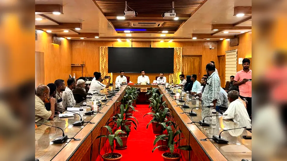 পিরোজপুরে অগ্নিকাণ্ডে ক্ষতিগ্রস্ত ব্যবসায়ীদের মাঝে জেলা প্রশাসকের চেক বিতরণ