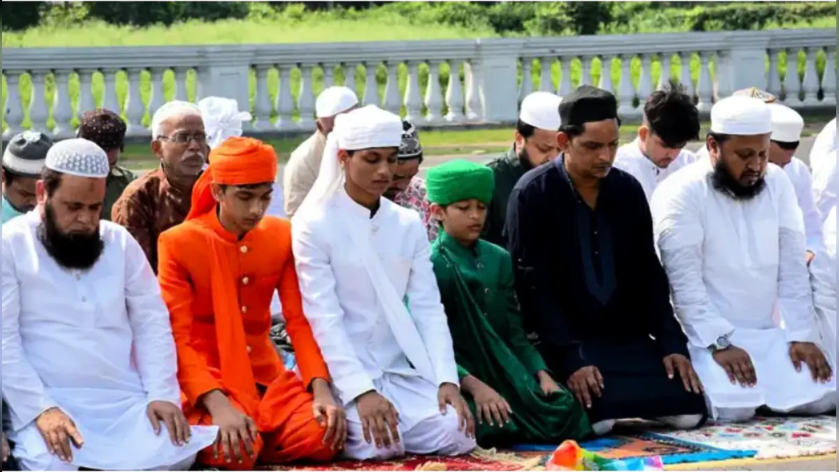 রাস্তায় নামাজ আদায়ে শুভেন্দুর নিষেধাজ্ঞা