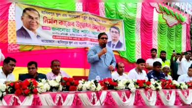 সাধারণ চেয়ারে বসে নজর কাড়লেন প্রতিমন্ত্রী শাহে আলম