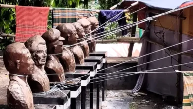 সাত বীরশ্রেষ্ঠের ভাস্কর্য গলায় দড়ি বেঁধে প্রশাসন মেলা চালাচ্ছে, লুঙ্গিও শুকাচ্ছে