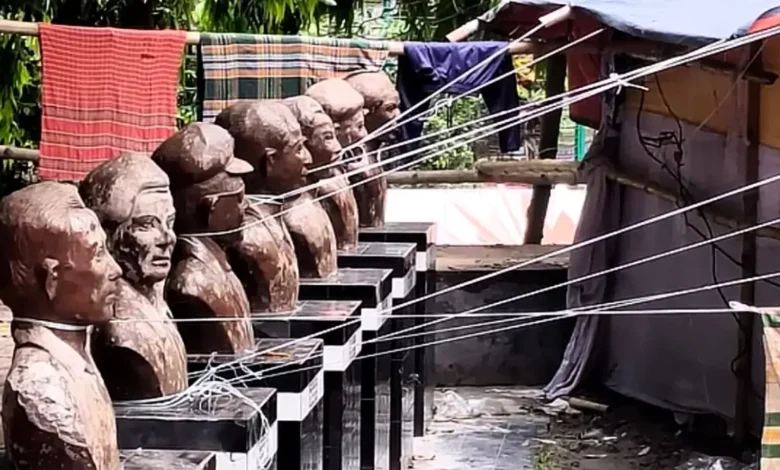 সাত বীরশ্রেষ্ঠের ভাস্কর্য গলায় দড়ি বেঁধে প্রশাসন মেলা চালাচ্ছে, লুঙ্গিও শুকাচ্ছে