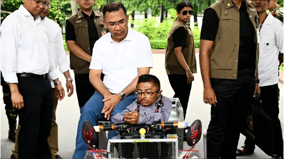 বিশেষ চাহিদাসম্পন্ন তরুণের বানানো ‘স্মার্ট কারে’ চড়লেন প্রধানমন্ত্রী