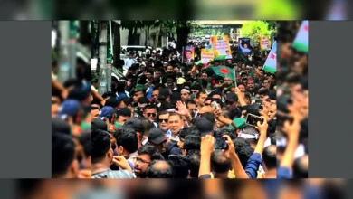 শিক্ষার্থীদের ভিড়ে মিশে গেলেন তারেক রহমান
