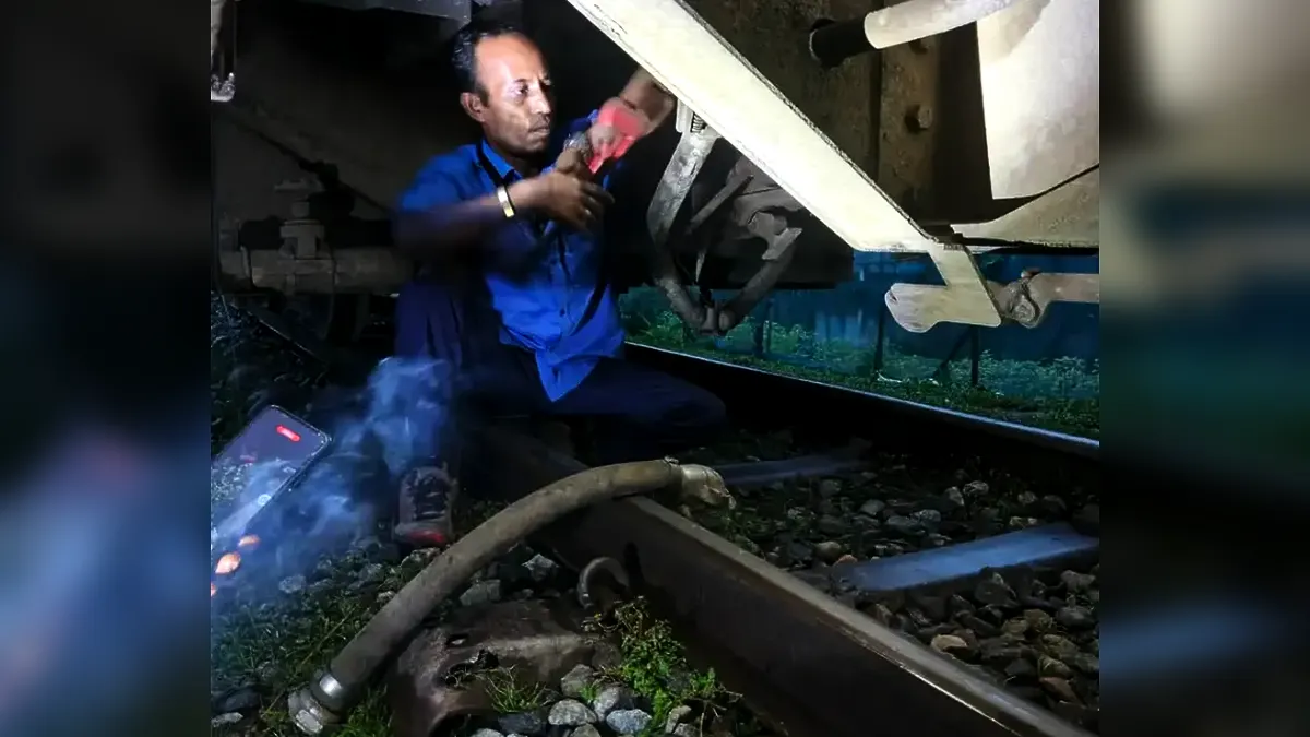 চলন্ত অবস্থায় ছিঁড়ে গেল তিস্তা এক্সপ্রেসের হোস পাইপ