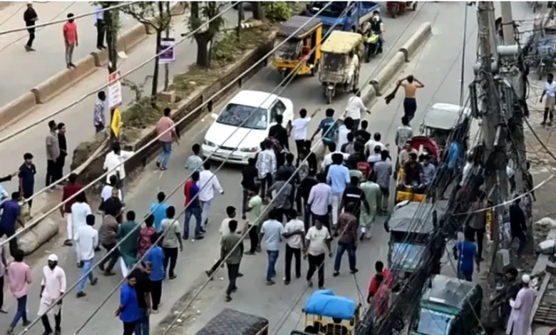 উচ্ছেদ কর্মীদের ওপর হকারদের হামলা