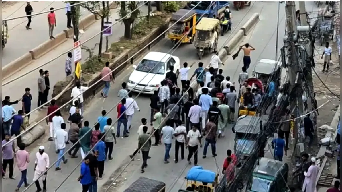 উচ্ছেদ কর্মীদের ওপর হকারদের হামলা