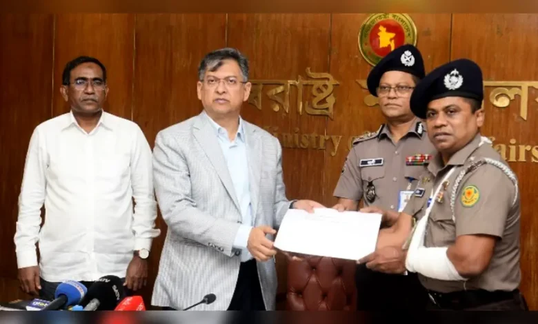 ১৫ পুলিশ সদস্যকে পুরস্কৃত করলেন স্বরাষ্ট্রমন্ত্রী