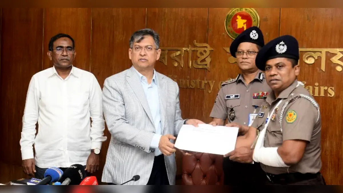 ১৫ পুলিশ সদস্যকে পুরস্কৃত করলেন স্বরাষ্ট্রমন্ত্রী
