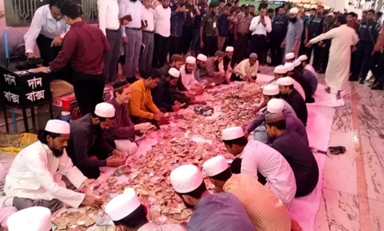 ৭শ বছরে প্রথম প্রকাশ্যে গণনা: শাহজালাল মাজারের দানবাক্সে ৩ দিনে মিলল ১৭ লাখ টাকা