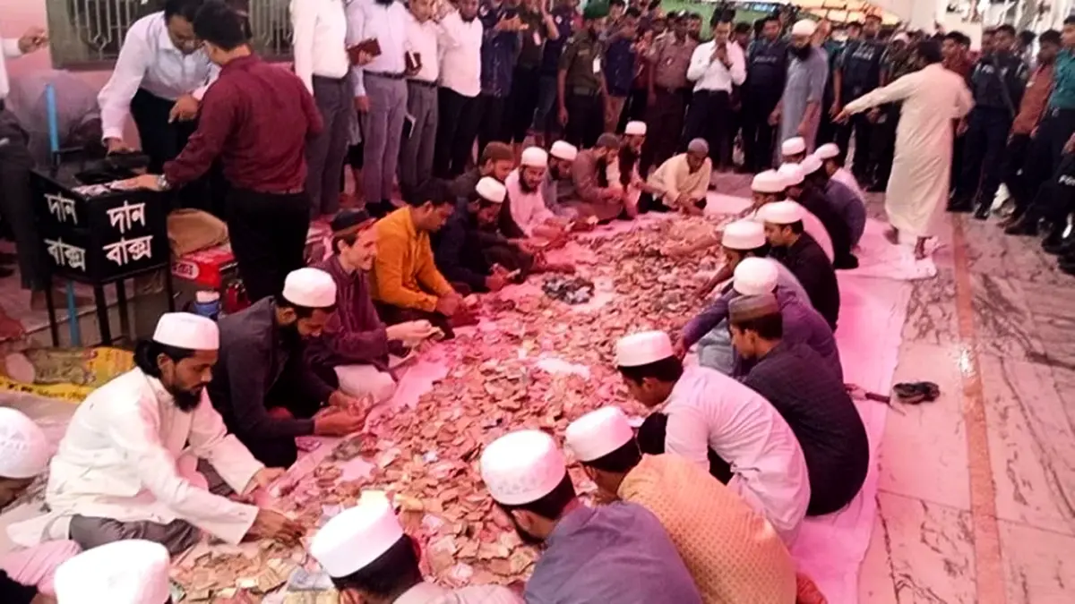 ৭শ বছরে প্রথম প্রকাশ্যে গণনা: শাহজালাল মাজারের দানবাক্সে ৩ দিনে মিলল ১৭ লাখ টাকা